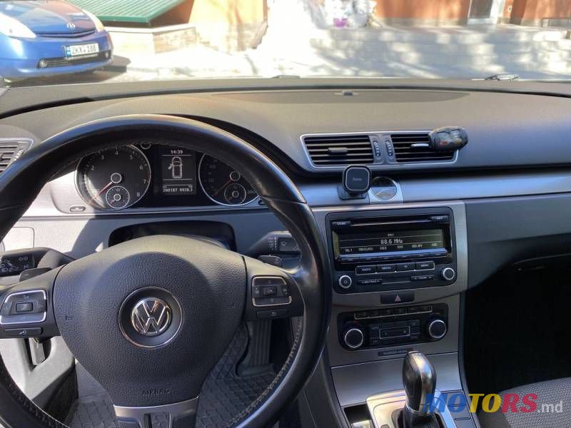 2011' Volkswagen Passat photo #3