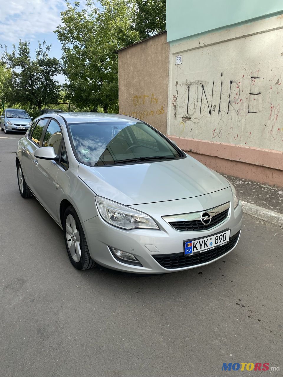 2012' Opel Astra photo #2