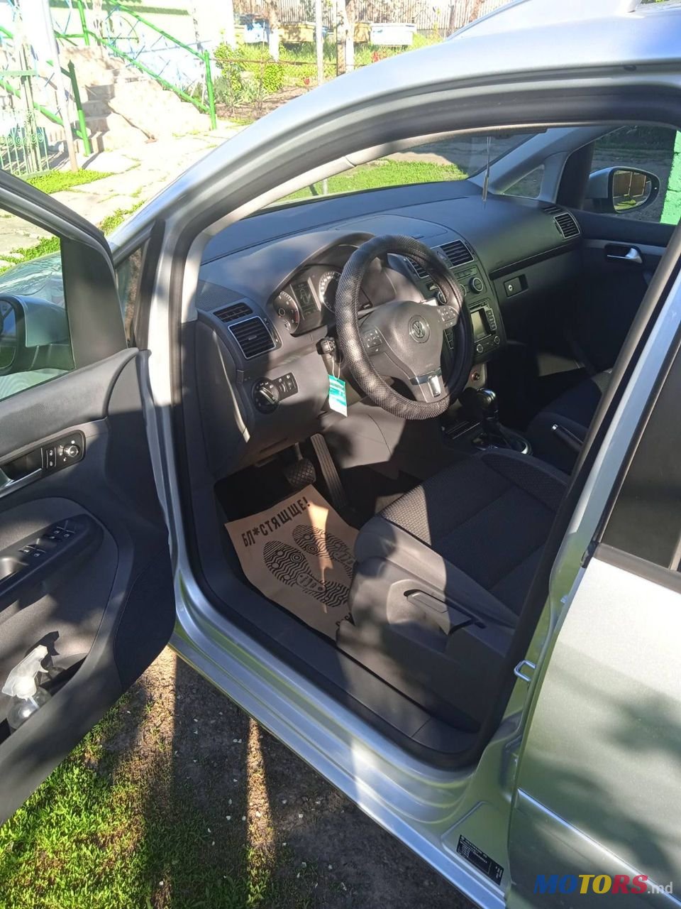 2012' Volkswagen Touran photo #3