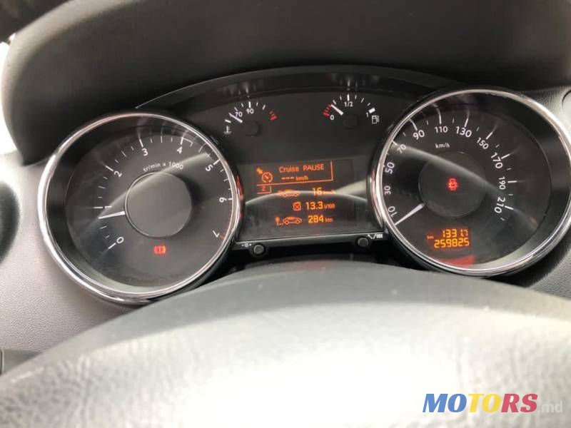 2011' Peugeot 5008 photo #5