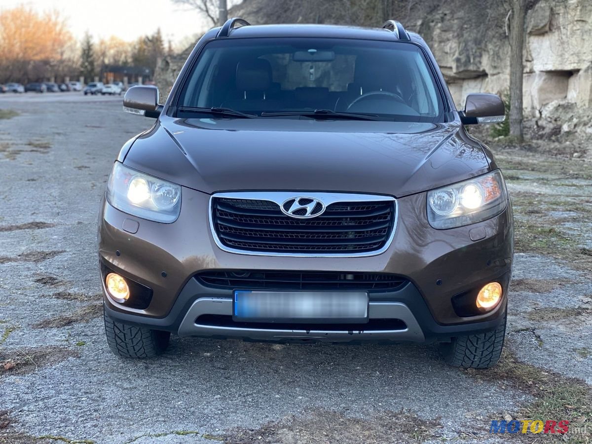 2012' Hyundai Santa Fe photo #3