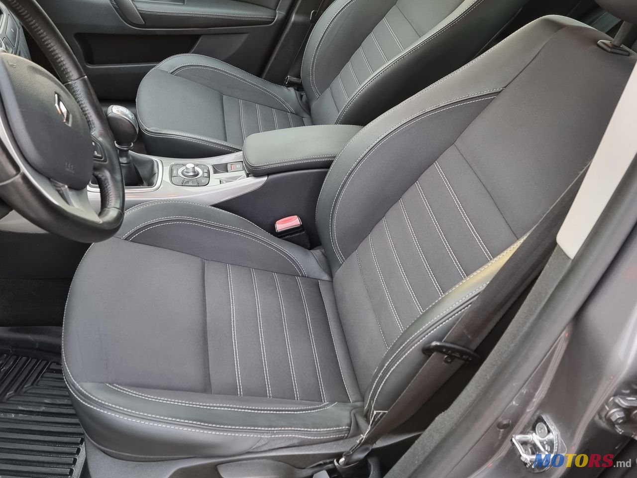 2011' Renault Laguna photo #5