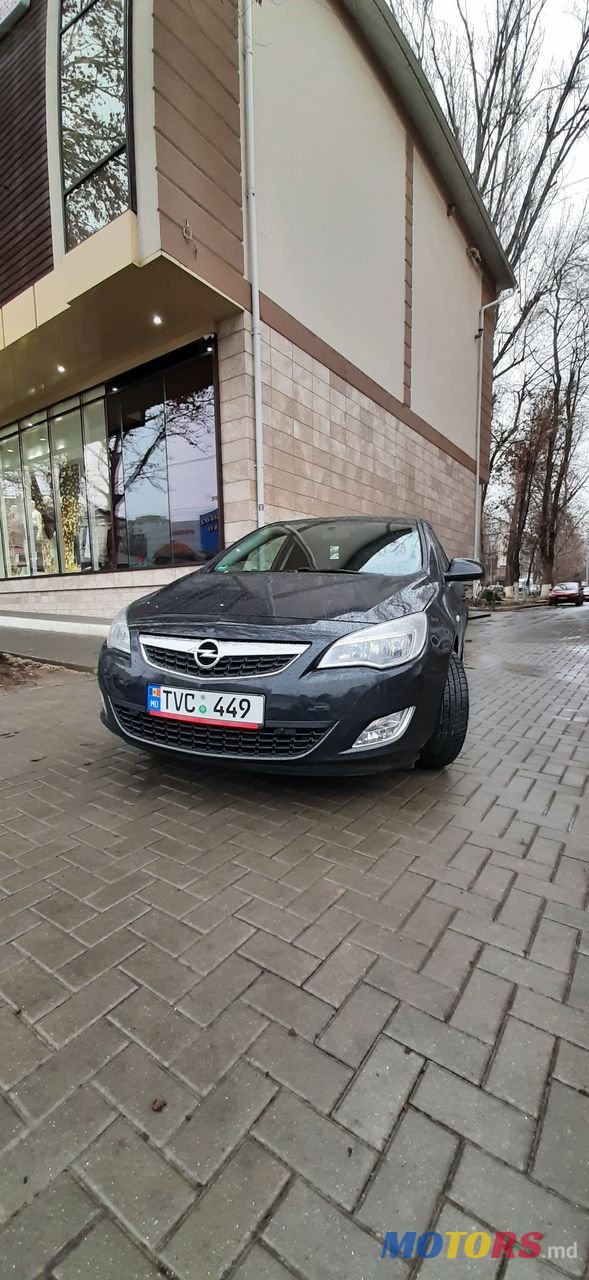 2012' Opel Astra photo #2