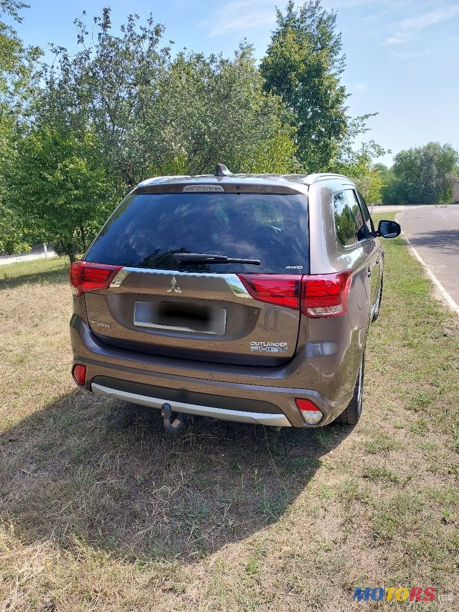 2016' Mitsubishi Outlander photo #2