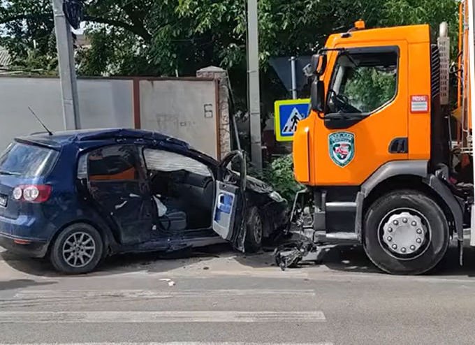 В столичном секторе Буюканы легковой автомобиль столкнулся с грузовиком