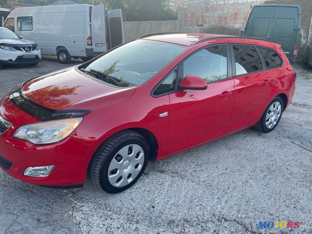 2011' Opel Astra photo #2