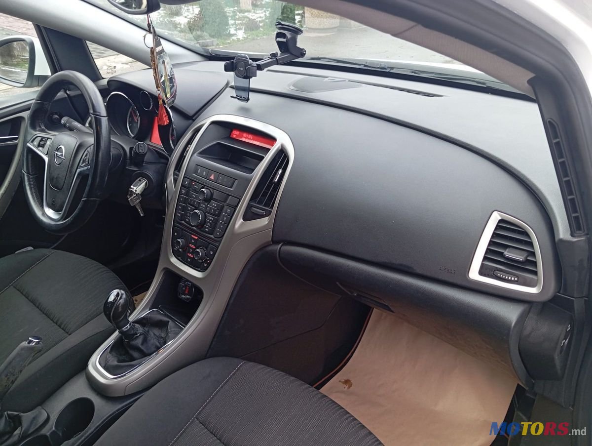 2012' Opel Astra photo #4