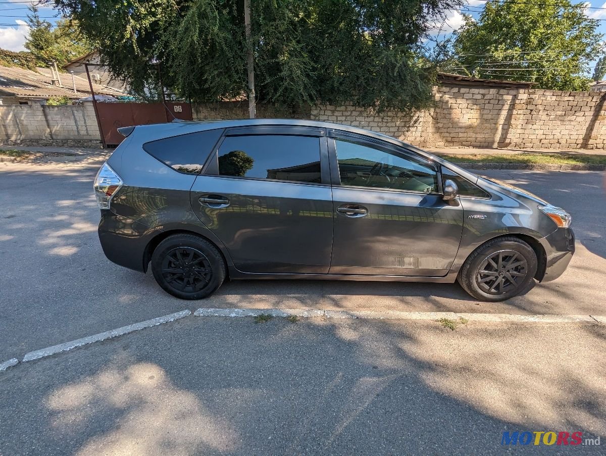 2014' Toyota Prius v photo #2