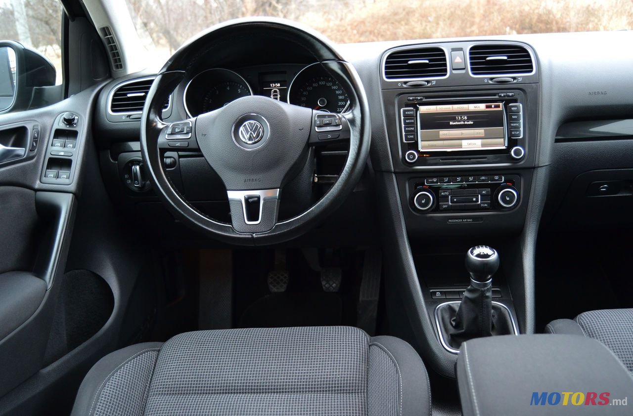 2011' Volkswagen Golf photo #5
