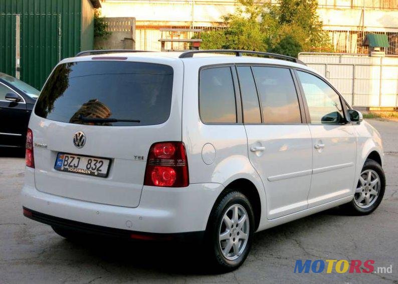 2008' Volkswagen Touran photo #2