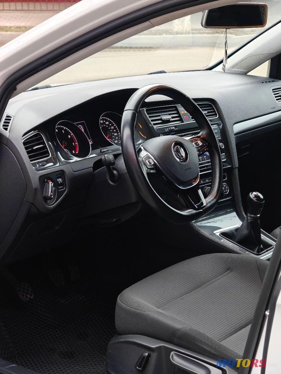 2019' Volkswagen Golf photo #5