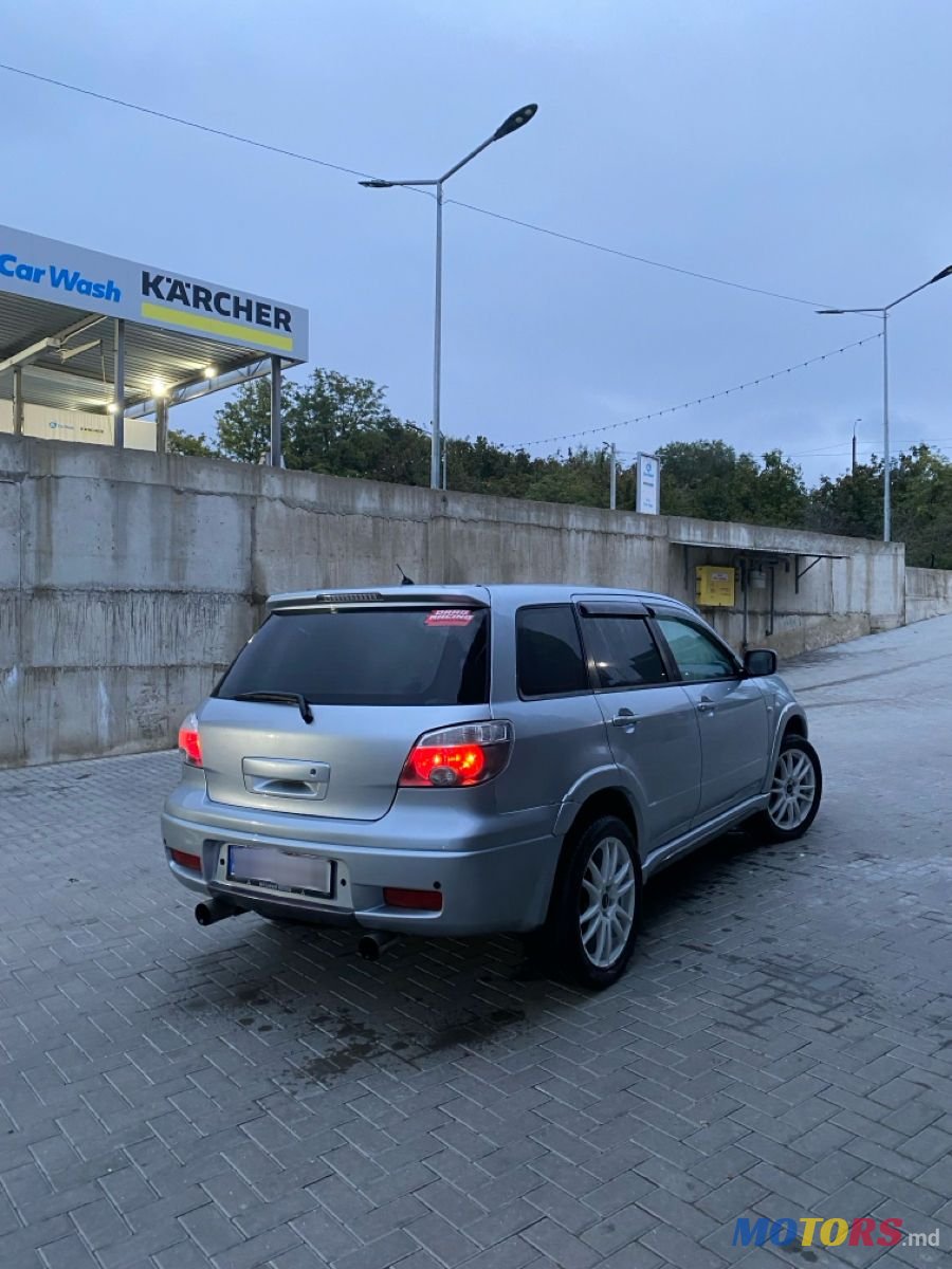 2006' Mitsubishi Outlander photo #2