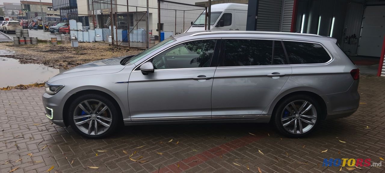 2018' Volkswagen Passat photo #2