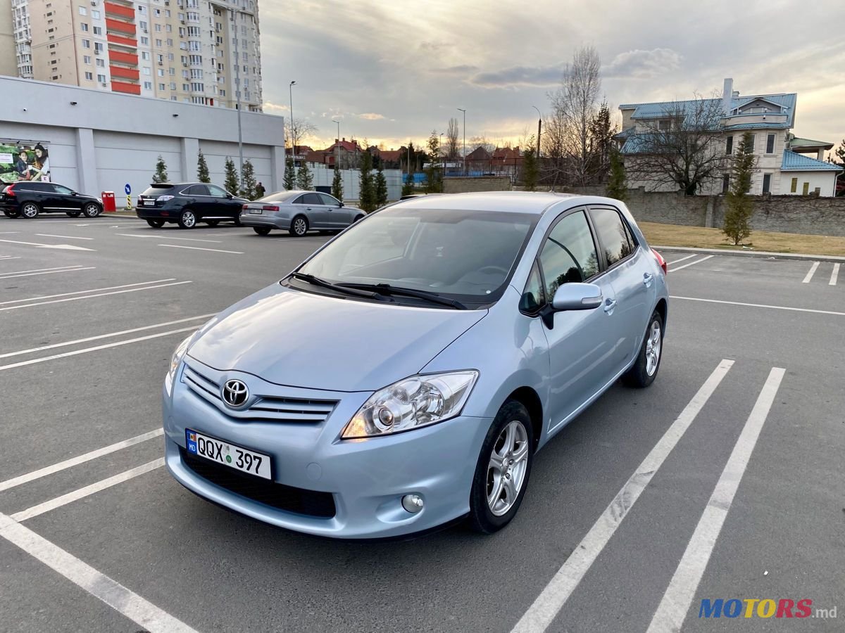 2011' Toyota Auris photo #2