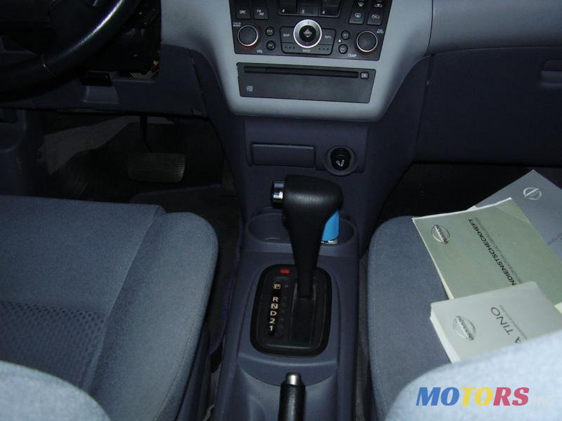2004' Nissan Almera Tino photo #4