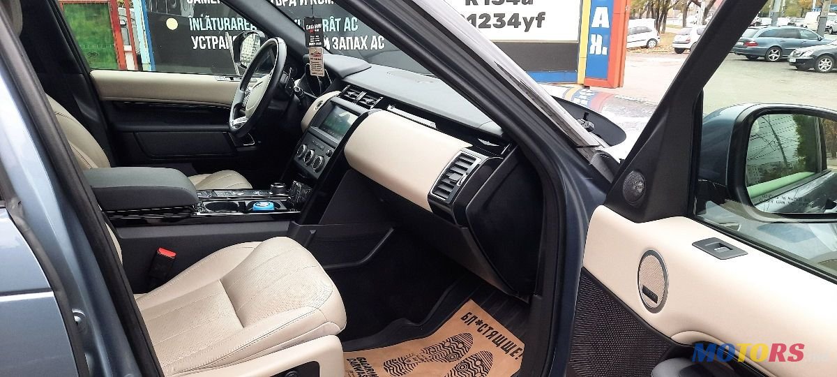 2018' Land Rover Discovery photo #2
