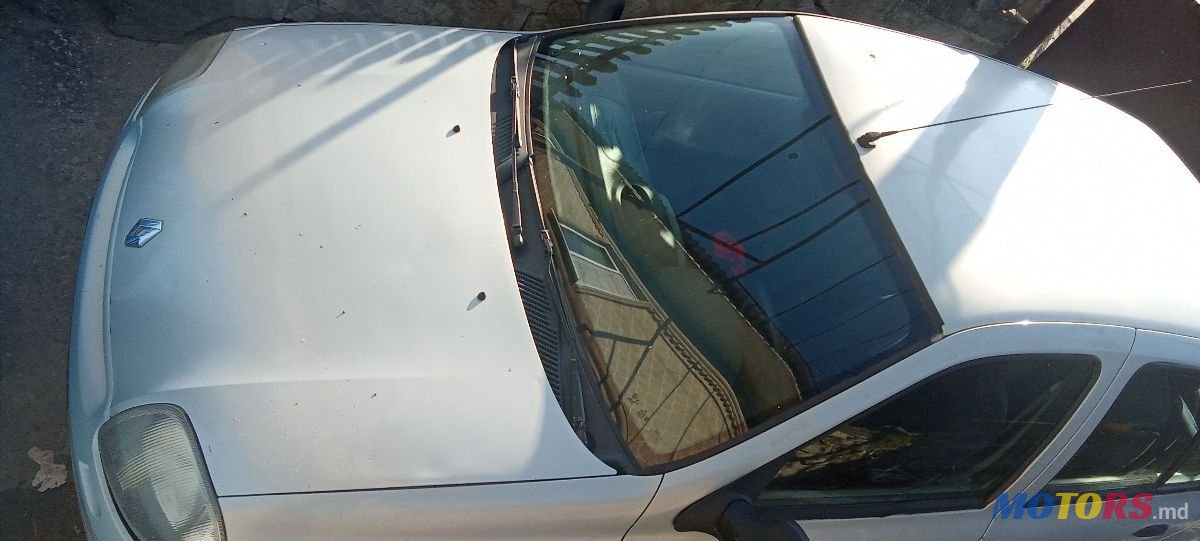 2001' Renault Clio Symbol photo #1