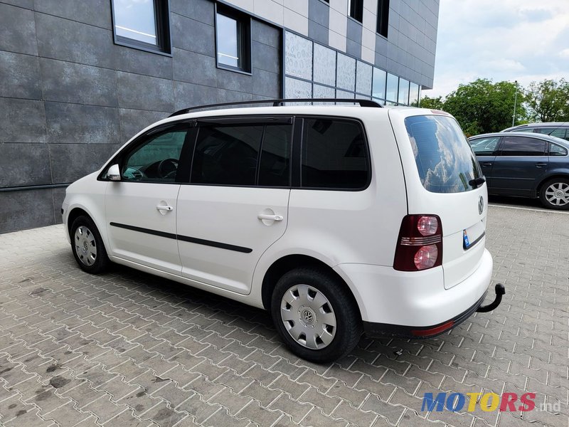 2008' Volkswagen Touran photo #5