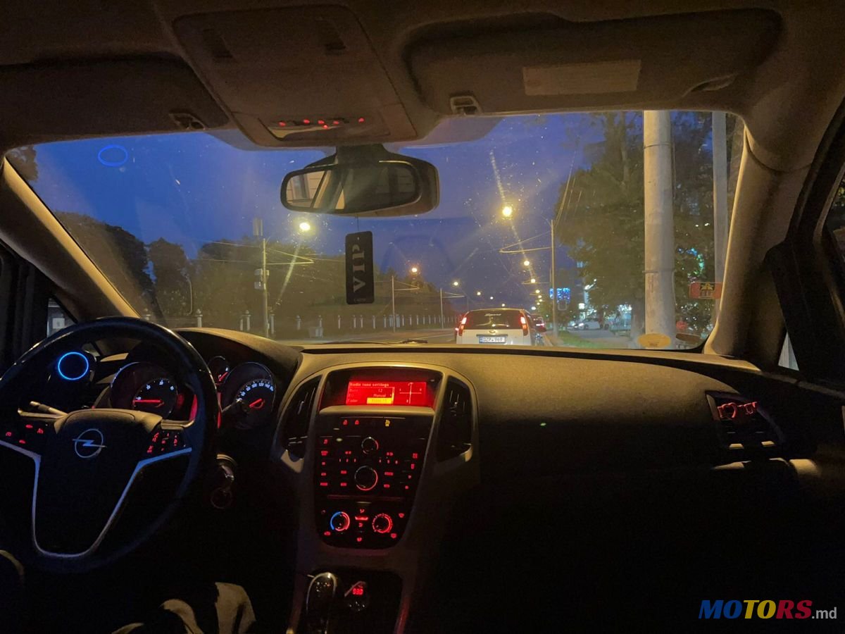 2010' Opel Astra photo #1