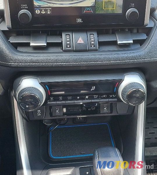 2019' Toyota RAV4 photo #3