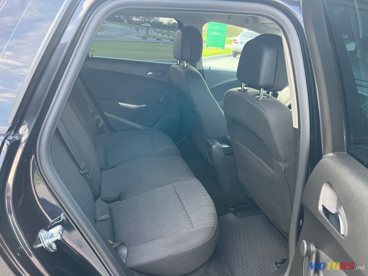 2012' Opel Astra photo #4