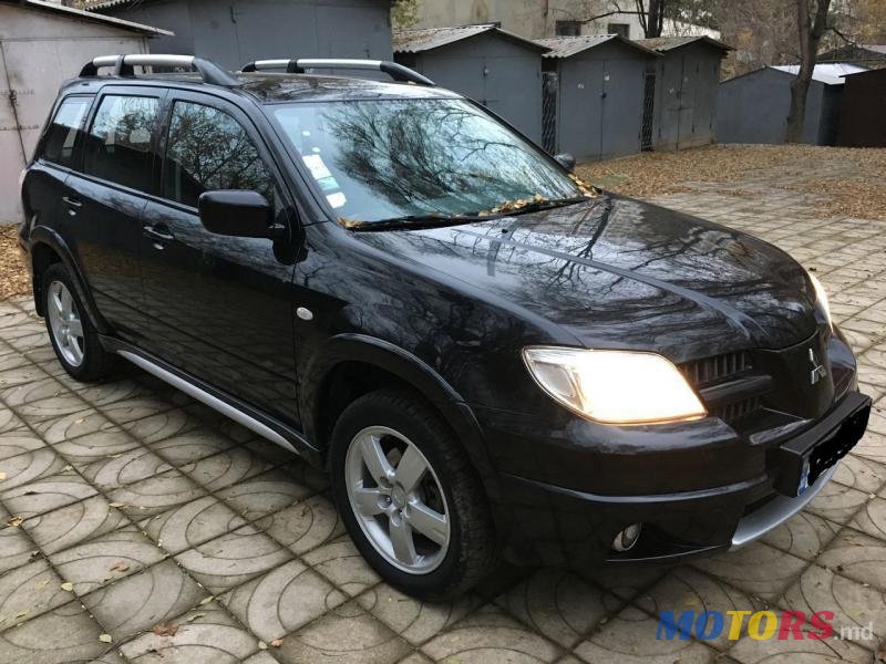 2007' Mitsubishi Outlander photo #2
