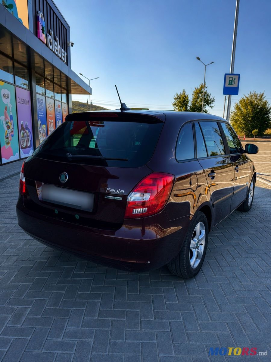 2012' Skoda Fabia photo #3