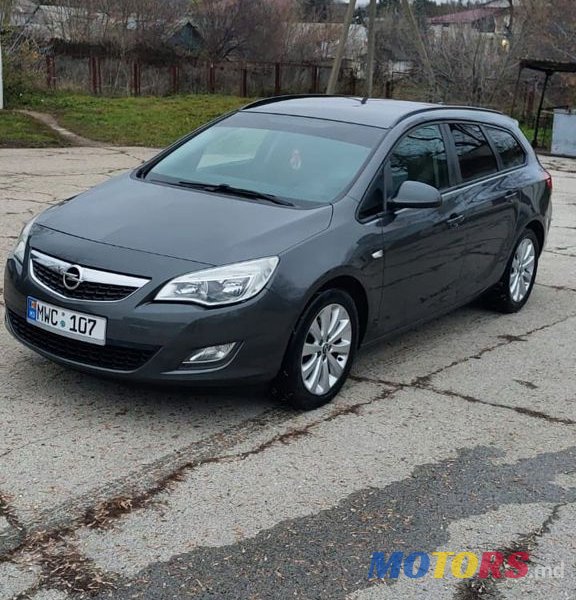 2012' Opel Astra photo #4