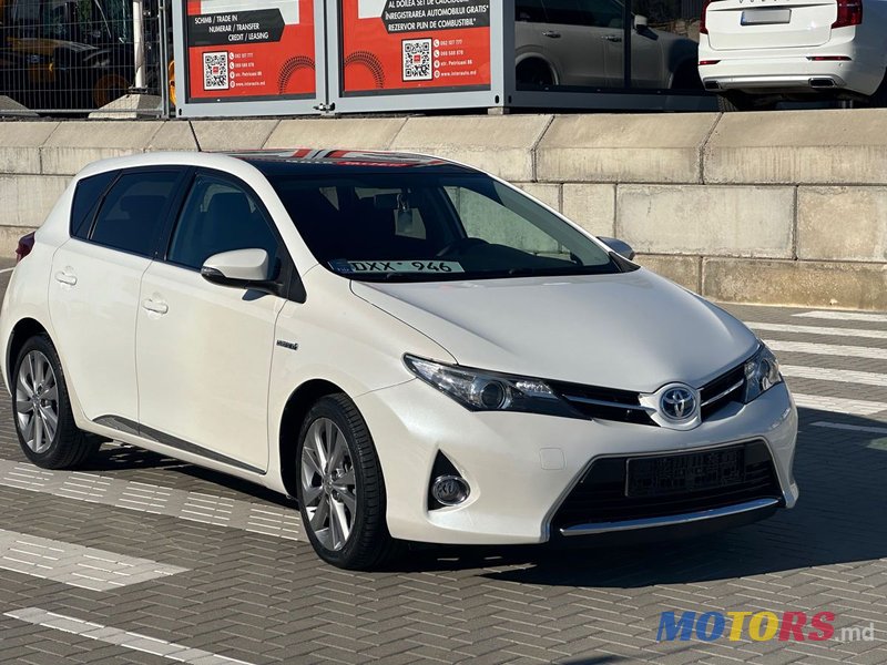 2012' Toyota Auris photo #3