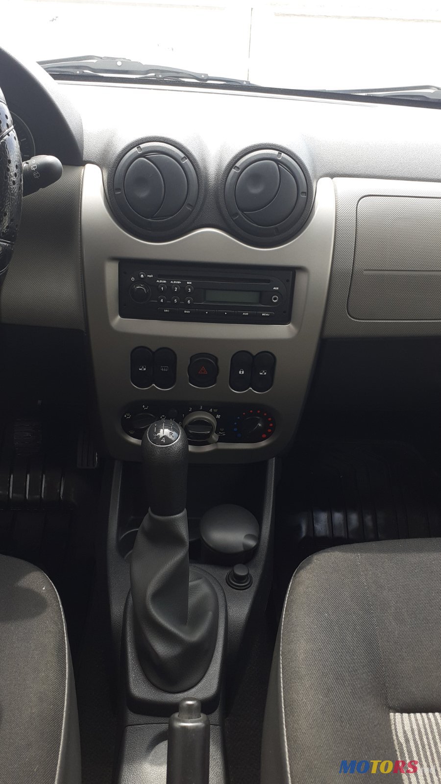 2012' Dacia Sandero photo #5