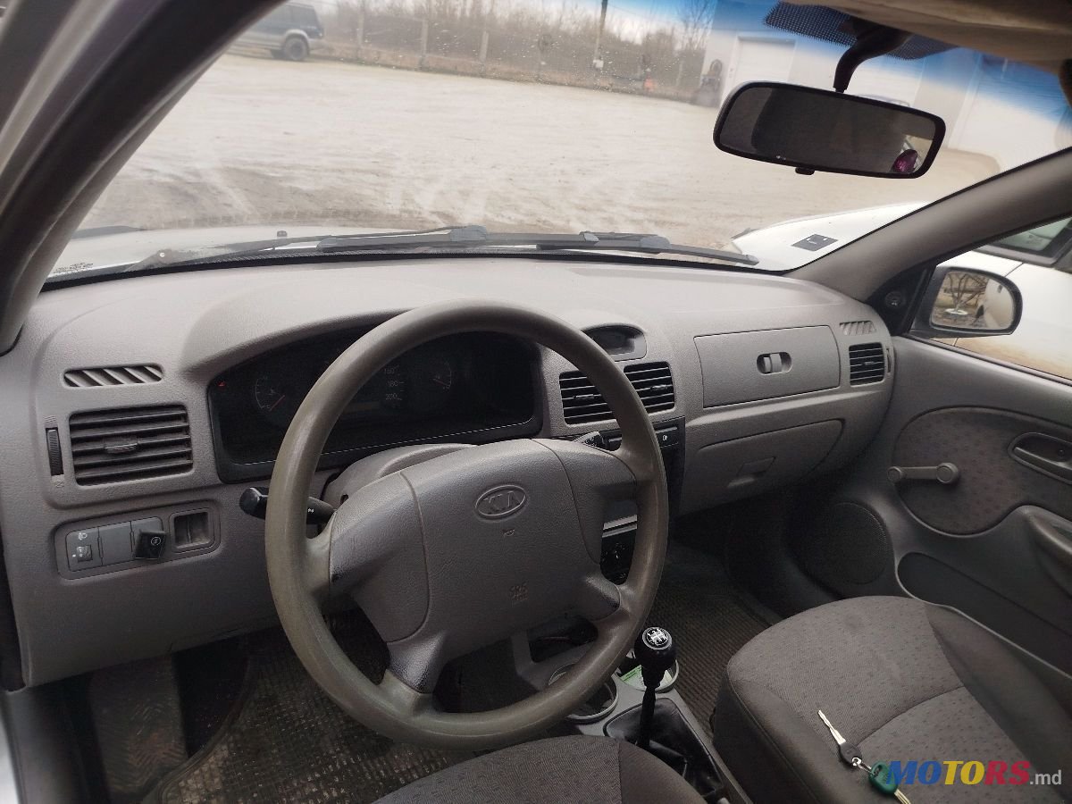 2004' Kia Rio photo #3