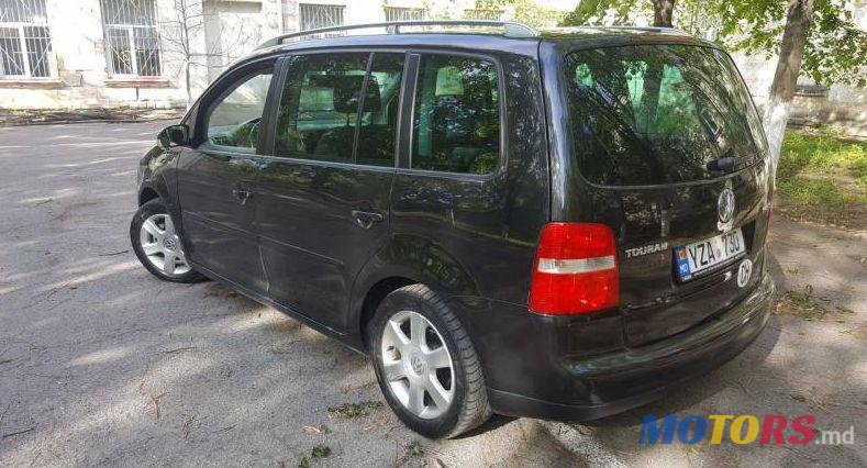 2004' Volkswagen Touran photo #3