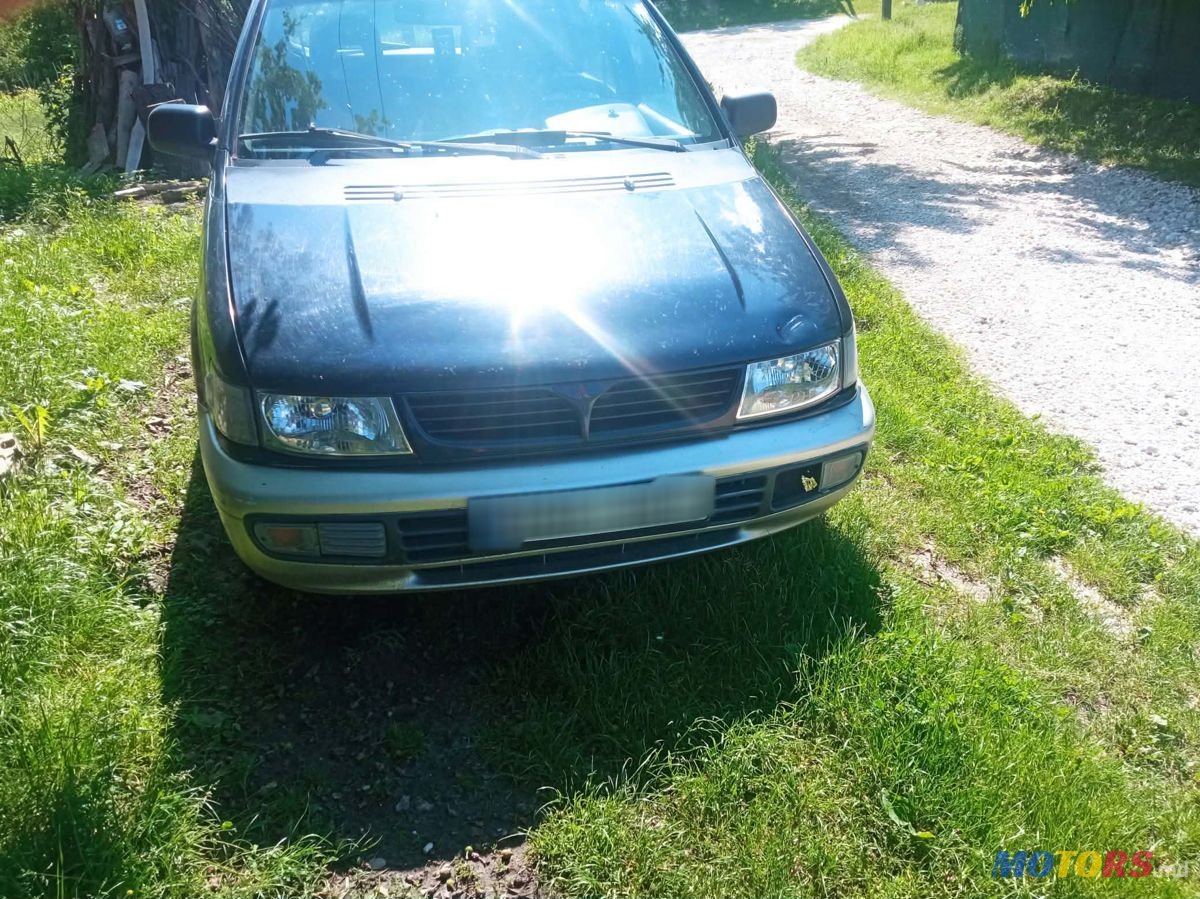 1996' Mitsubishi Space Wagon photo #1