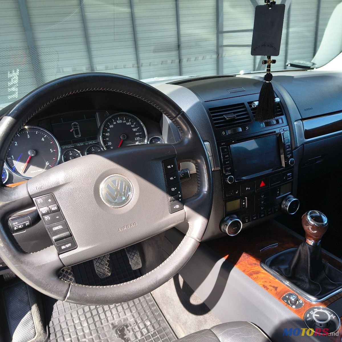 2010' Volkswagen Touareg photo #6