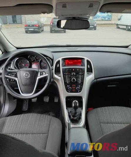 2011' Opel Astra photo #2