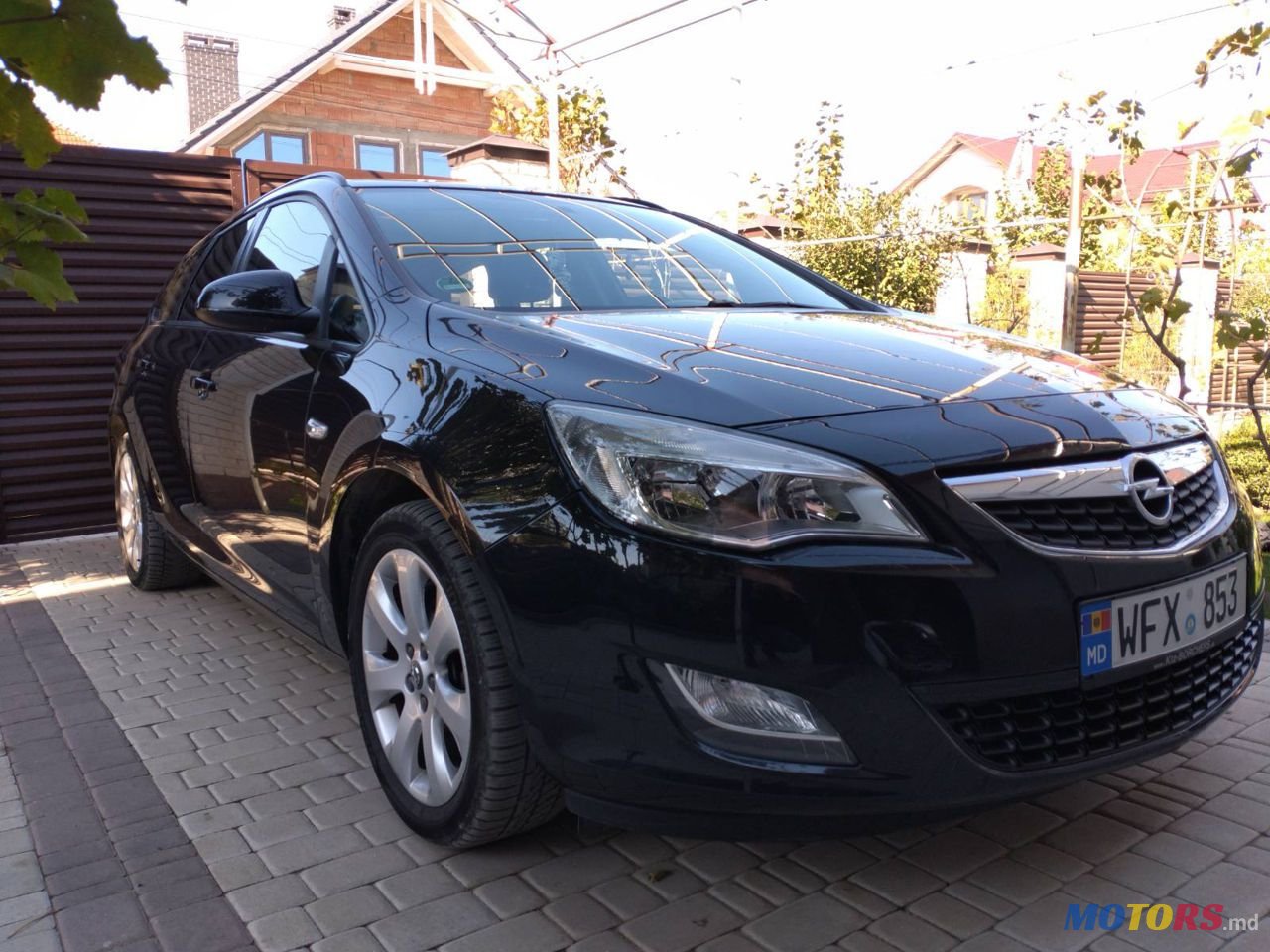 2011' Opel Astra photo #2