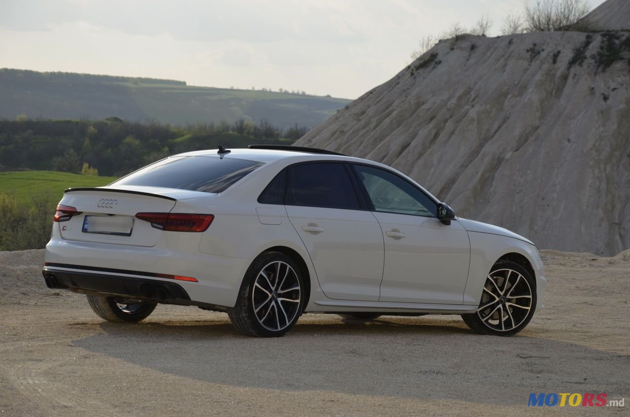 2019' Audi A4 photo #1