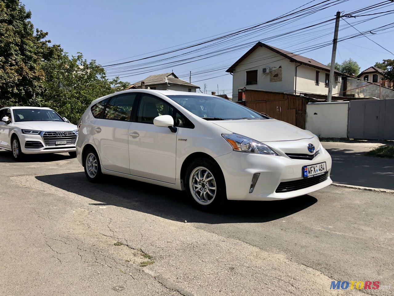 2013' Toyota Prius v photo #2