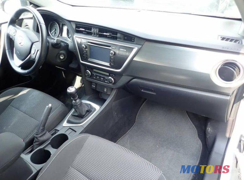 2014' Toyota Auris photo #2