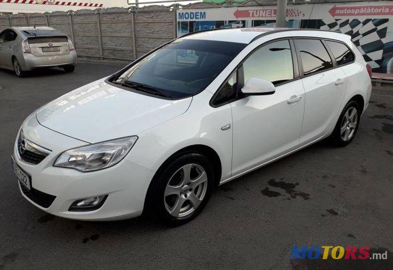 2011' Opel Astra photo #1