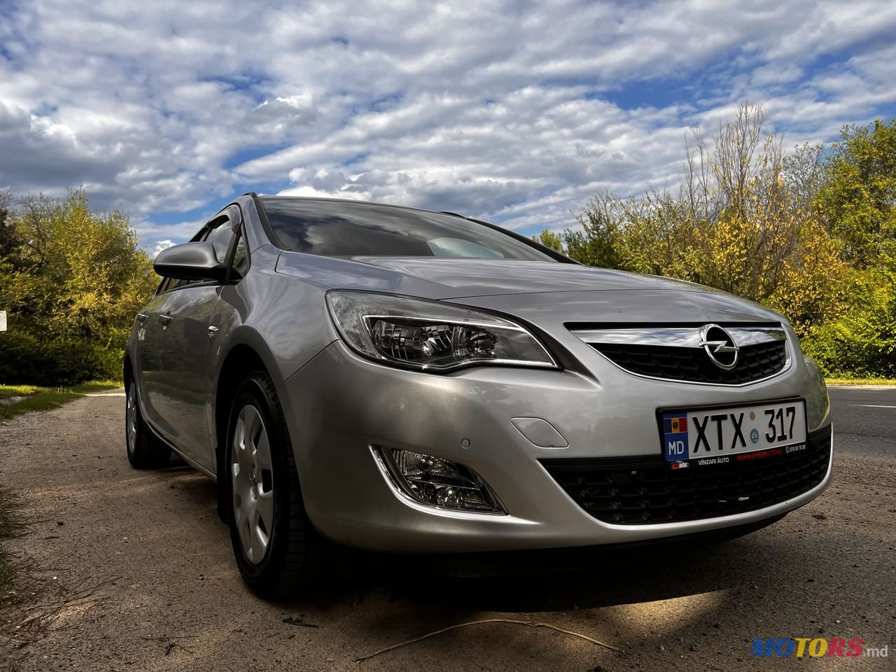 2011' Opel Astra photo #2