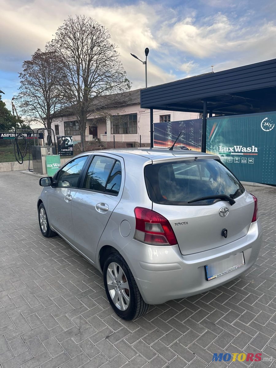 2011' Toyota Yaris photo #3