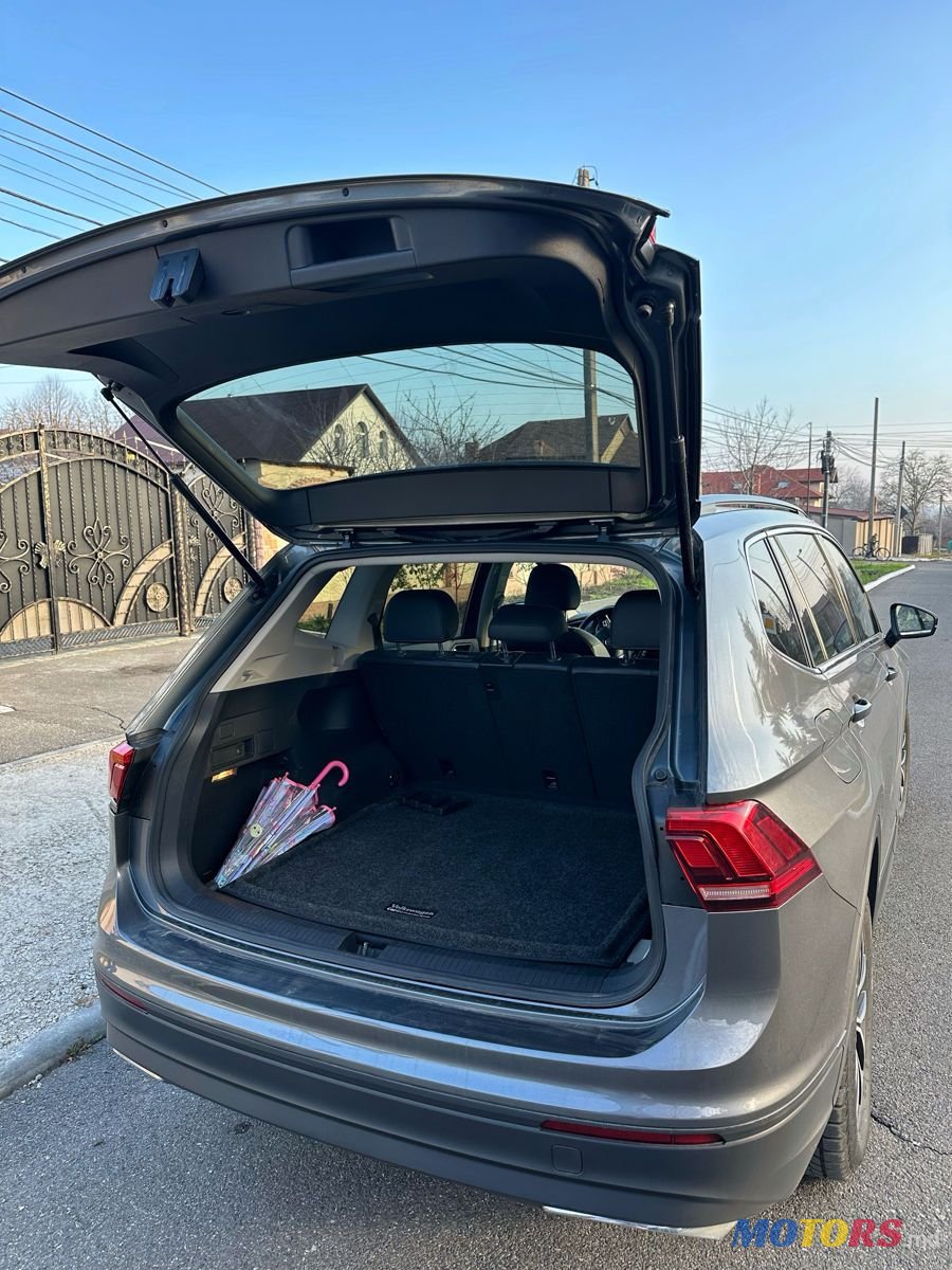 2019' Volkswagen Tiguan photo #5