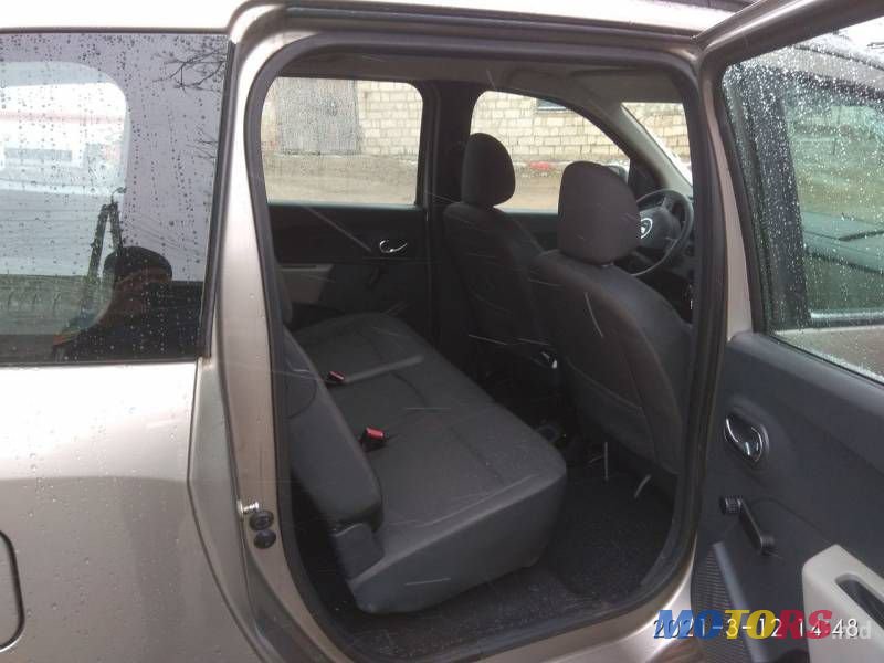 2013' Dacia Lodgy photo #3