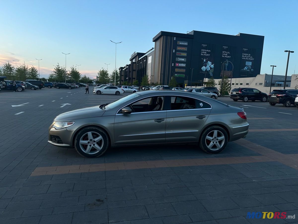 2011' Volkswagen Passat photo #2