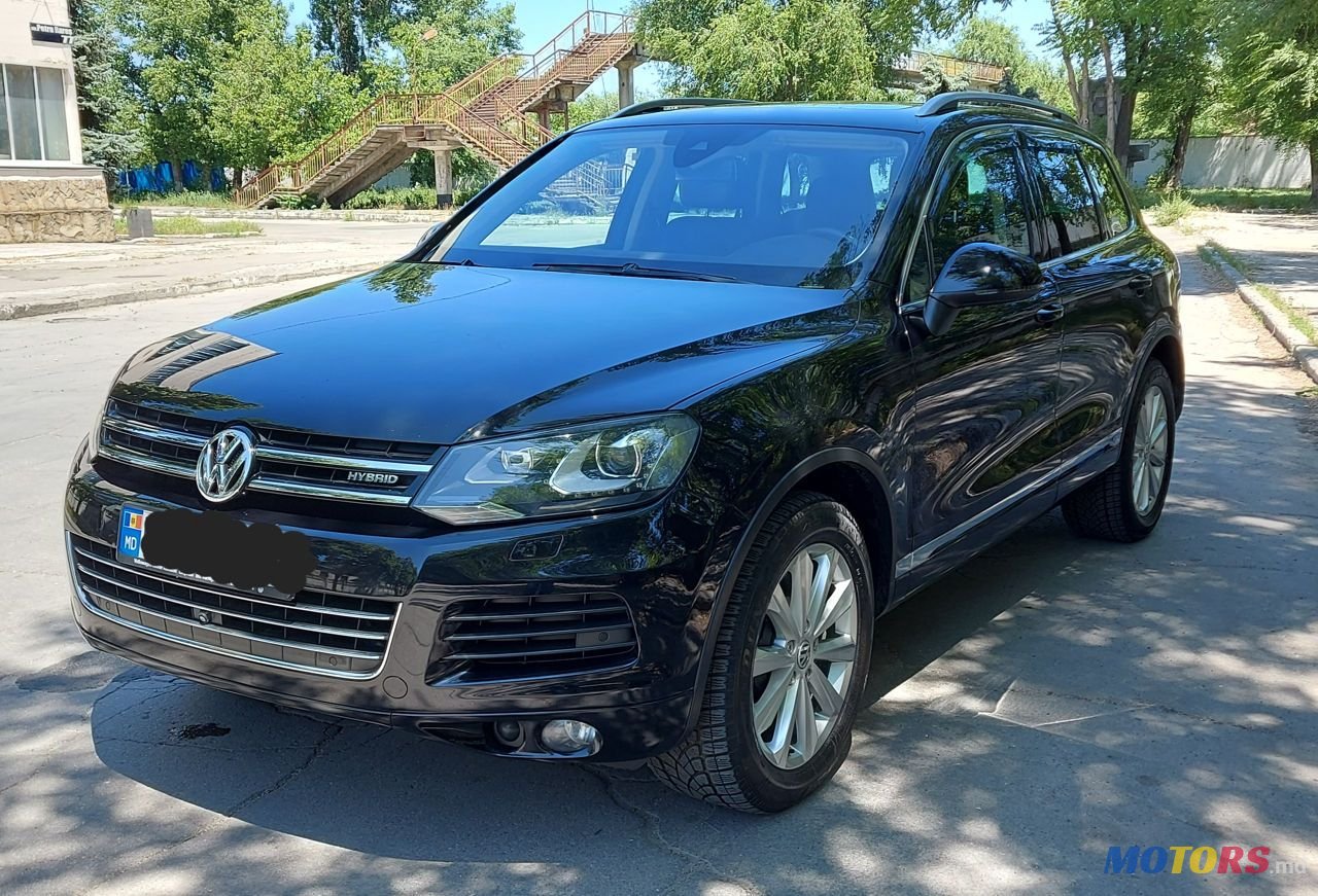 2011' Volkswagen Touareg photo #1
