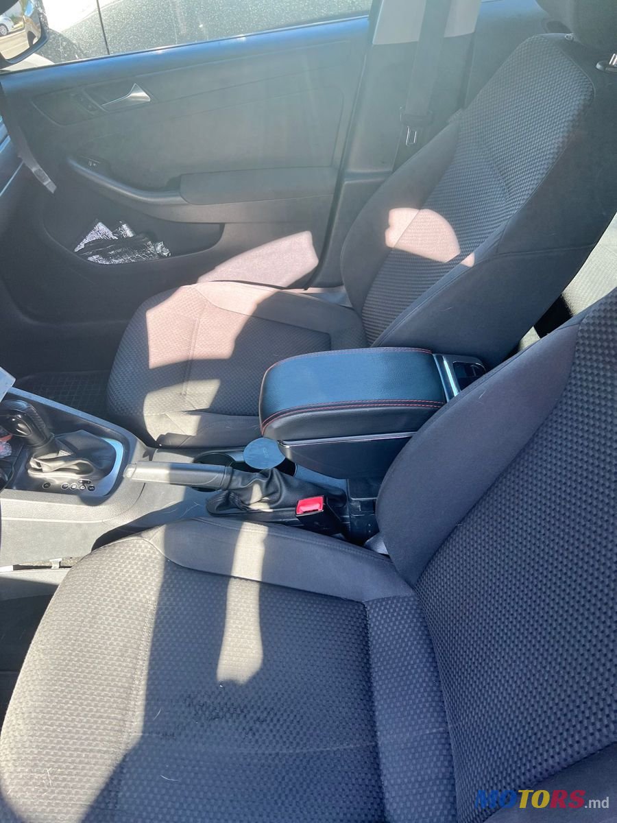 2011' Volkswagen Jetta photo #6