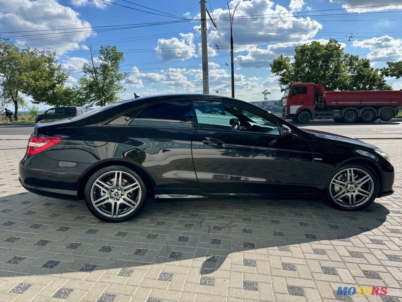 2010' Mercedes-Benz E-Class Coupe photo #3