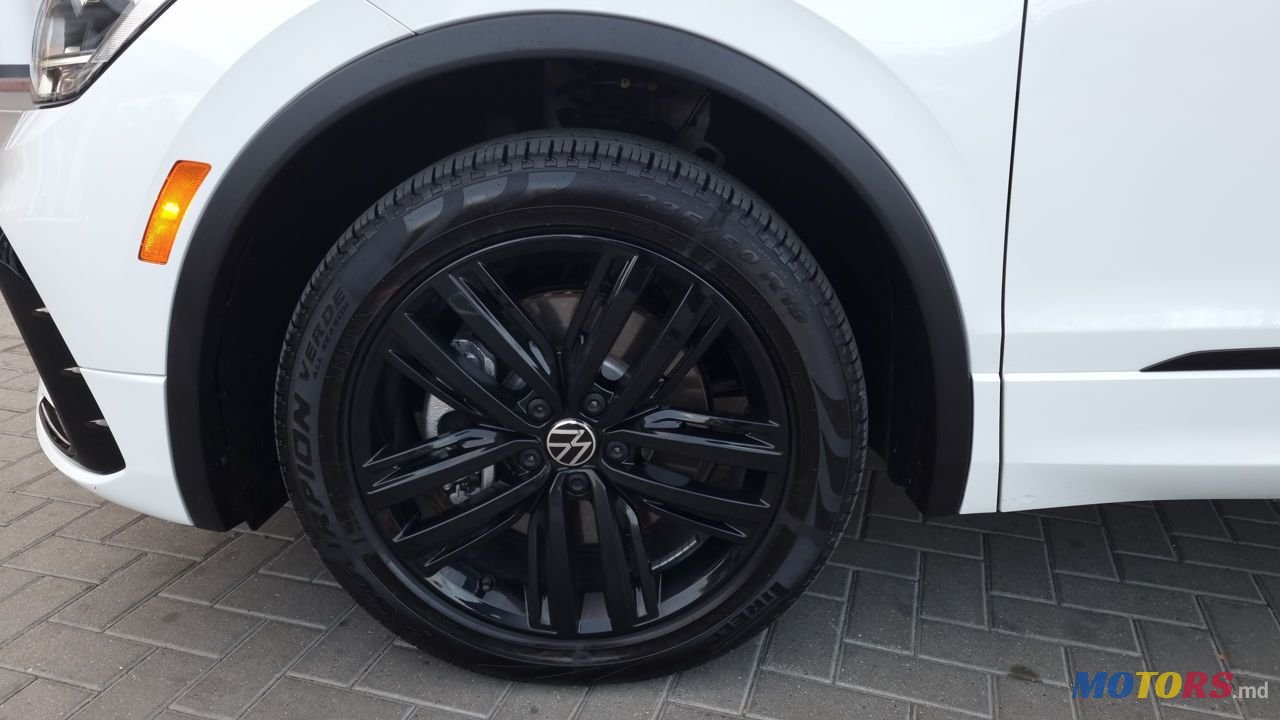 2022' Volkswagen Tiguan photo #5
