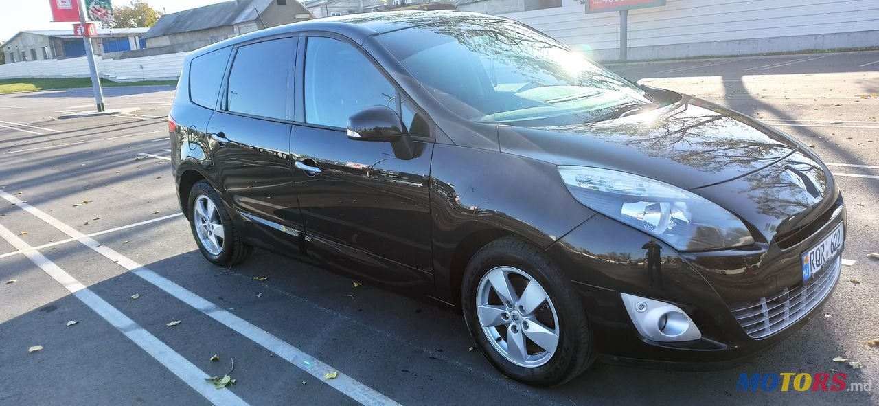 2010' Renault Grand Scenic photo #2